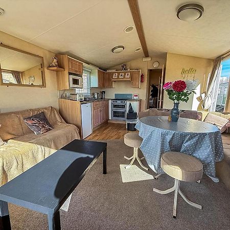 Lovely 6 Berth Caravan At Naze Marine Holiday Park In Essex Ref 17003C Walton-on-the-Naze Zewnętrze zdjęcie